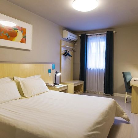 Jingjiang Inn Shanghai Hutai Road Екстер'єр фото