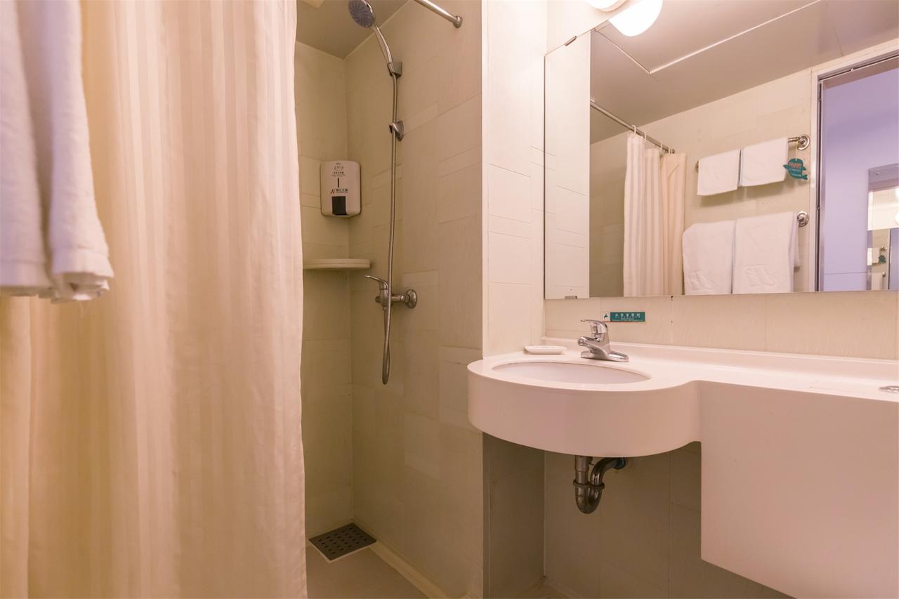 Jingjiang Inn Shanghai Hutai Road Екстер'єр фото